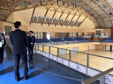 益城町体育館視察