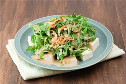 生でもおいしい春菊と桜えびのサラダ