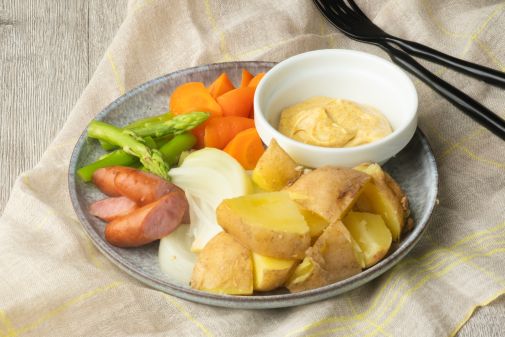カレーマヨで食べる皮付き野菜の蒸しサラダ