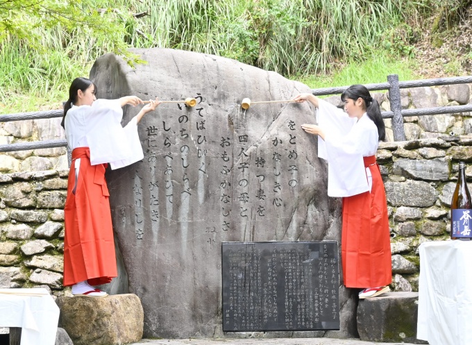 牧水祭(夫婦歌碑への献酒)